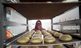 Mundur dari PNS, Kini Sukses Jadi Produsen Donat