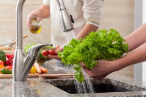 Apakah Mencuci Buah dan Sayur Segar dengan Air Saja Sudah Cukup?