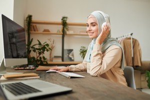 Begini Penggunaan Headset yang Benar agar Telinga Tetap Sehat