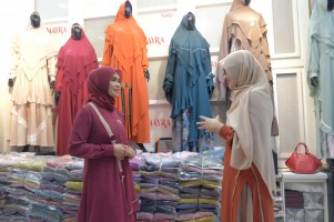 Mayra Indonesia Lelang  4 Gamis Eksklusif dari 3 Selebriti Indonesia