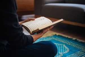 3 Tahap Interaksi dengan Al-Qur’an, Bisa Dapat Pahala Setara 80 Tahun