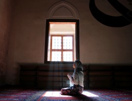 Saat Sedang Haid, Apa Wanita Boleh Menghafal Al-Qur’an?