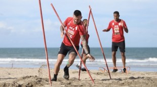 Genjot Fisik, PSS Gelar Latihan di Pantai Kuta
