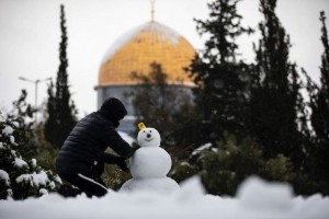 Tak Peduli Cuaca Dingin, Anak-anak Antusias Main Salju di Halaman Masjid Al-Aqsa