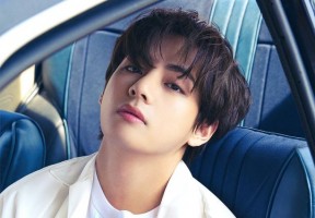 Positif Covid-19, V BTS Sakit Tenggorokan dan Demam