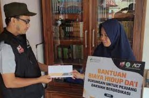 Kesabaran Ustadzah Weda Mengajarkan Ngaji Anak-Anak Berbuah Manis