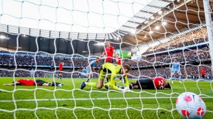 Arsenal Amankan Tiga Poin, Man City Libas MU 4-1