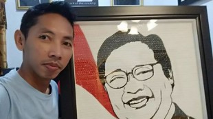 Pria Ini Sulap Sampah Plastik Menjadi Lukisan Bernilai Jutaan Rupiah