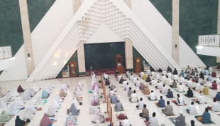 MUI Ajak Umat Islam Kembali Rapatkan Shaf, Berikut Dasar Hukumnya