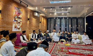 Kala Selebritas Khusyuk Mengaji Tasawuf kepada Buya Arrazy