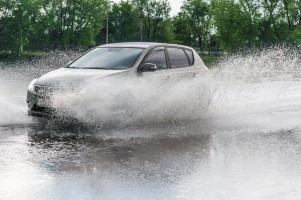 Terobos Genangan Air dan Banjir, Waspada Mobil Kena Water Hammer