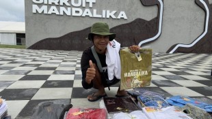Kaos Bertuliskan Mandalika Bergambar Sirkuit Terjual Laris Manis