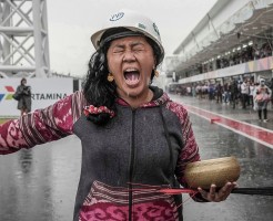 Jaket Tenun hingga Helm Proyek, Ini OOTD Rara Si Pawang Hujan Mandalika