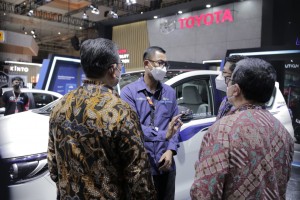 PLN Dukung Toyota Kembangkan Kendaraan Listrik di Indonesia