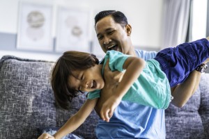 Tiru Cara Rasulullah, Didik Anak dengan Canda dan Tawa