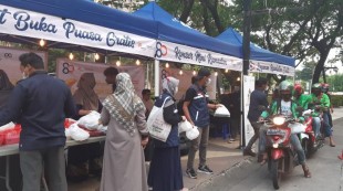 Bagikan Paket Buka Puasa, Bakrie Amanah Borong Produk UMKM