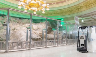 Arab Saudi Siapkan 11 Robot Pintar Disinfeksi Masjidil Haram