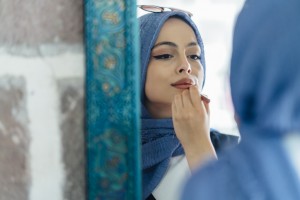 Pakai Makeup Saat Shalat Ied, Boleh Enggak Sih?