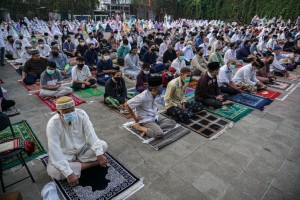 Baiknya Shalat Id di Masjid atau Lapangan? Ini Kata Ustadz Adi Hidayat