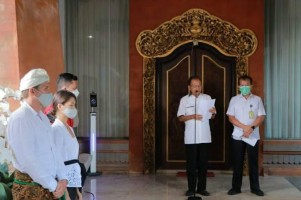 Gubernur Bali Perintahkan Deportasi WNA Rusia yang Foto Bugil di Pohon Sakral