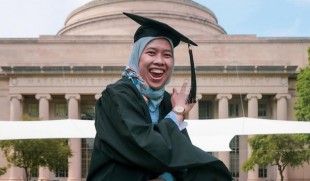 Ars-Vita Alamsyah, Muslimah Berjilbab Jadi Tim Antariksa Elon Musk