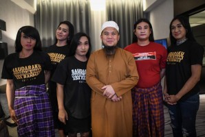 Ustadz Ebit Lew Rangkul Transgender di Surabaya, Ngobrol Perkara Iman dan Shalat