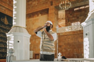 Apa Hukumnya Berbicara saat Adzan Berkumandang?