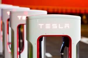 Bahlil: Tesla Bakal Investasi Baterai dan Mobil Listrik di Indonesia