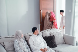 Adab Bertamu, Izin dan Ucapkan Salam ke Tuan Rumah