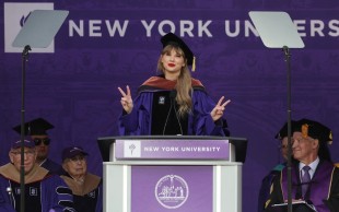 Cuma Lulus SMA, Taylor Swift Terima Gelar Doktor dari Kampus Top Dunia