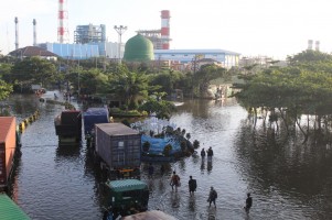 Rumah Masih Terendam Banjir Rob, Warga Semarang Tak Mengungsi