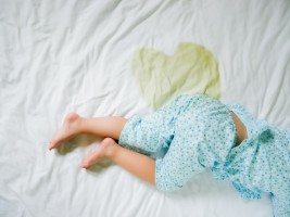 Apa Hukumnya Tidur di Atas Kasur Terkena Ompol?