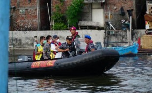 Banjir Semarang, 50 Personil TNI AL Bantu Penutupan Tanggul