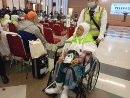 Pakai Kursi Roda, Calon Haji Ini Tak Patah Semangat