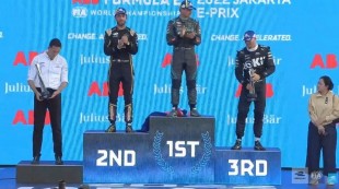 Lewati Pertarungan Sengit, Mitch Evans Juara Formula E Jakarta