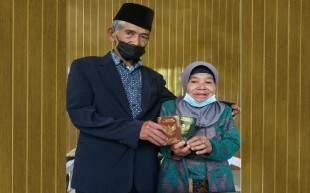 Sempat Tak Percaya, Kepala KUA Nikahkan Kakek Berusia 93 Tahun