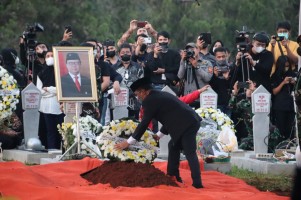 Tjahjo Kumolo Dimakamkan di TMP Kalibata, Upacara Dipimpin Mensesneg
