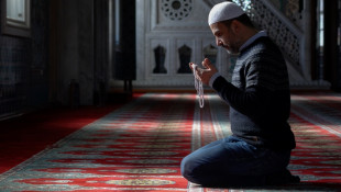 Bukan Cuma Al Kahfi, Umat Juga Dianjurkan Shalawat di Malam Jumat