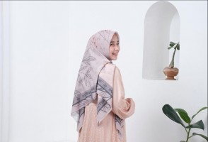 Cari Keberkahan Hidup, Ayundari Resya Hijrah Jadi MUA Syari