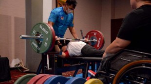 Para Atlet Angkat Berat Optimis Capai Target 6 Emas