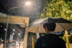 Benarkah Hujan Penyebab Flu? Begini Penjelasannya