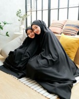 Tambah Kekhusyukan Salat, Catat 5 Bahan Mukena Nyaman Dikenakan