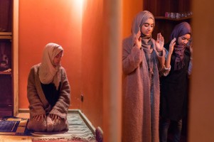 Wajibkah Seorang Muslimah Kenakan Mukena saat Salat?