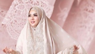 Lima Artis Berbisnis Mukena, Punya Syahrini Paling Mahal