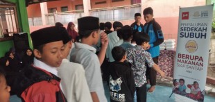 Jufi-Laznas Dewan Dawah Tebar Paket Makanan di Kampung Pejuang Subuh