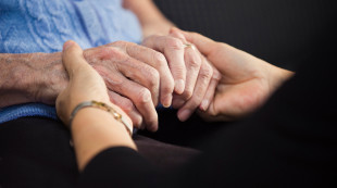 4 Adab ke Orangtua Lansia yang Bersikap Kekanak-kanakan