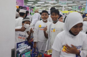 Bakrie Amanah Ajak Anak Yatim-Dhuafa Belanja di Supermarket