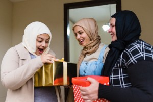 Keutamaan Memberi Hadiah, Mendapat Ridho Allah SWT dan Menghapus Kesalahpahaman