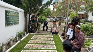 UAS Berziarah ke Makam Ulama Muhammadiyah dan NU di Jogja