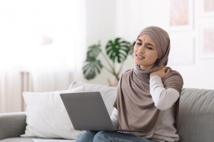 Leher Sakit, Tanda Ketempelan Makhluk Halus atau Kolestrol Naik?